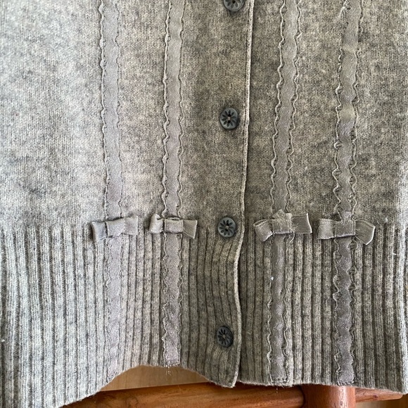 Grey sweater with cute ribbon detailing - Picture 3 of 5